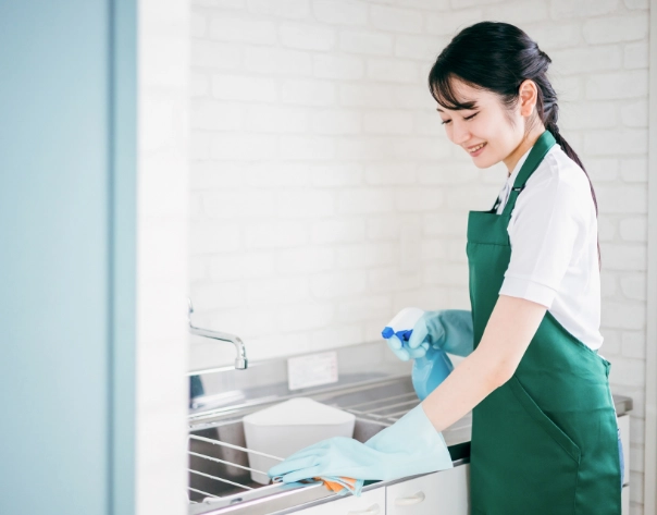 キッチンの掃除をしている様子