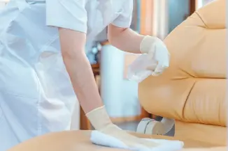 キッチンの掃除をしている様子