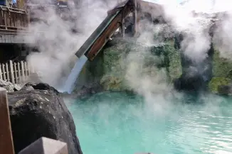 キッチンの掃除をしている様子