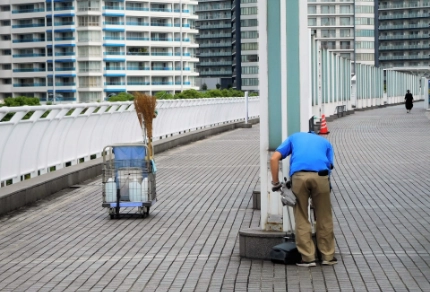 橋の清掃の様子