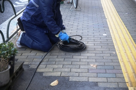 歩道の清掃作業の様子